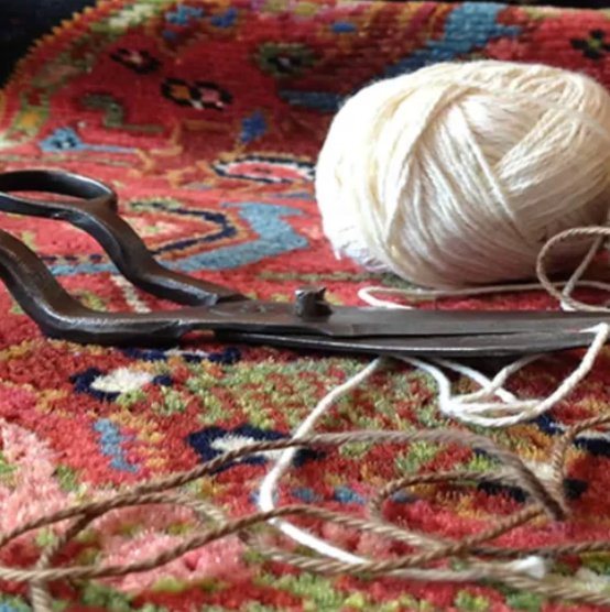 Outils traditionnels de l'atelier sur un tapis persan