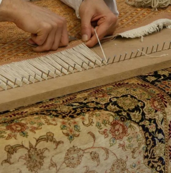 Réfection des franges d'un tapis de soie sur métier