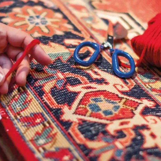 Restauration minutieuse d'un tapis à la main