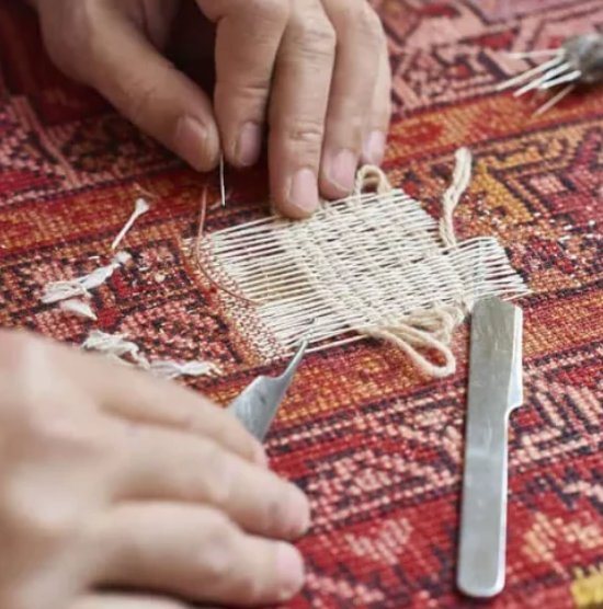 Retissage point par point d'un tapis ancien
