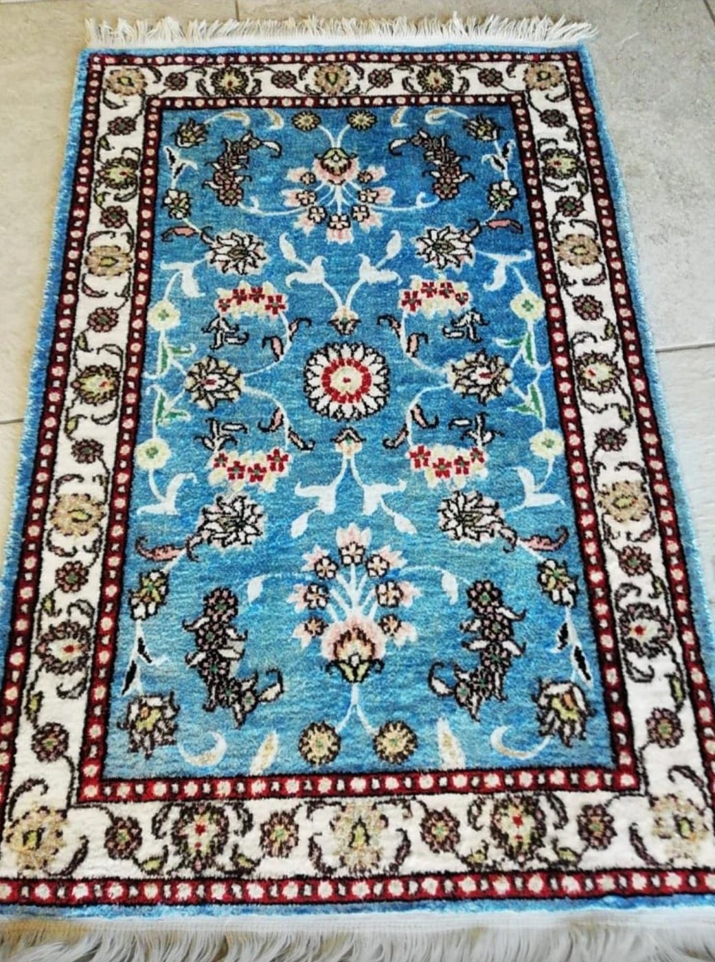 Tapis de soie bleu à motifs floraux